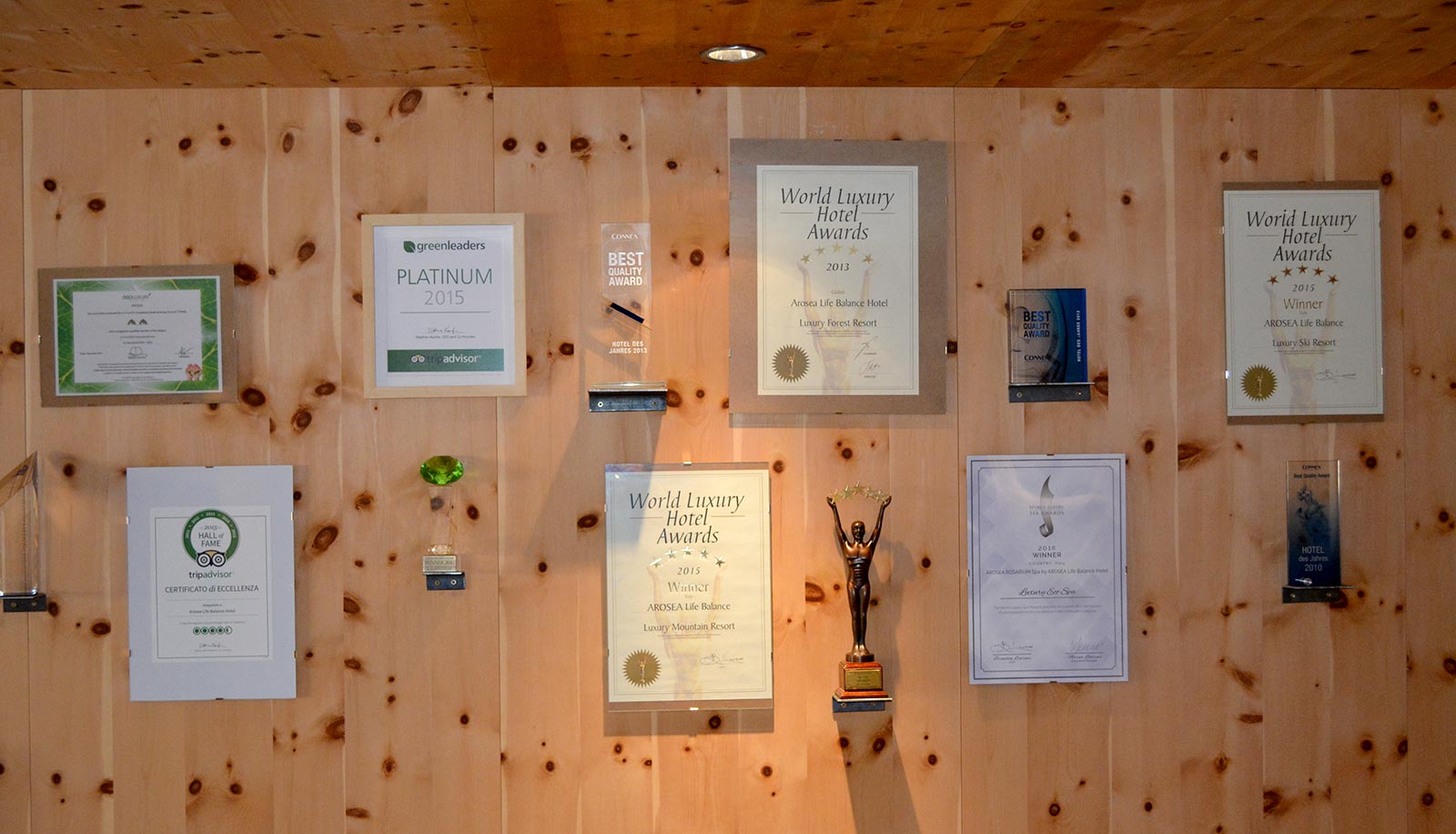 Premi ricevuti dall'hotel Arosea in Val d'Ultimo su una parete di legno