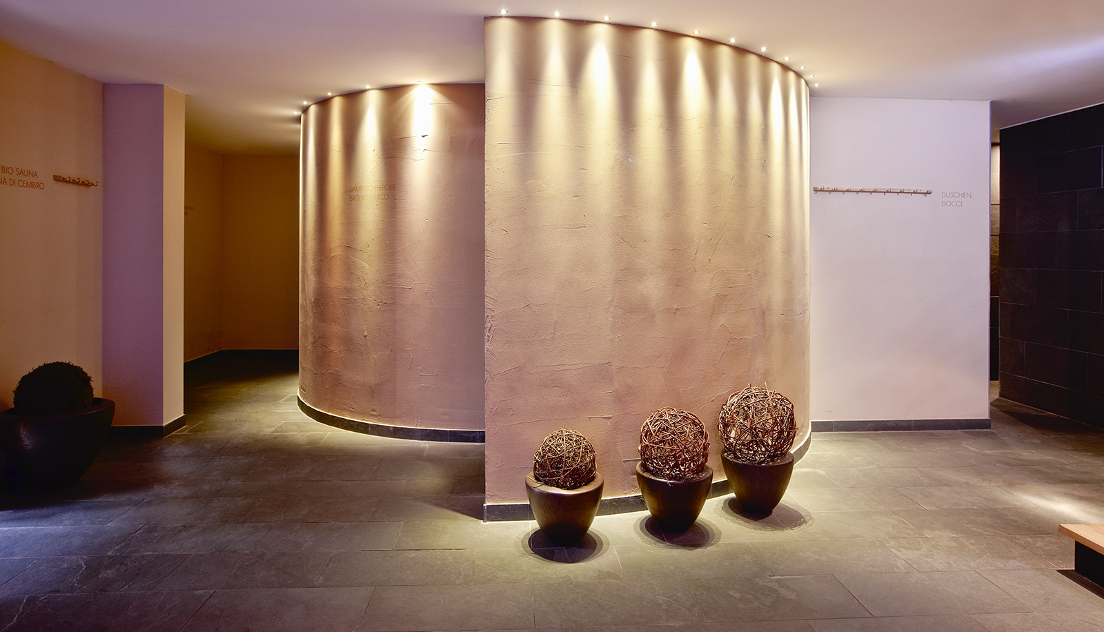 Schneckenförmiger Eingang zum Wellnessbereich des Arosea Life Balance Hotels im Ultental