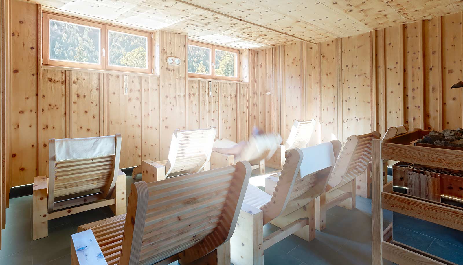 Sauna finlandese con lettini in legno all'Arosea Life Balance Hotel in Val d'Ultimo