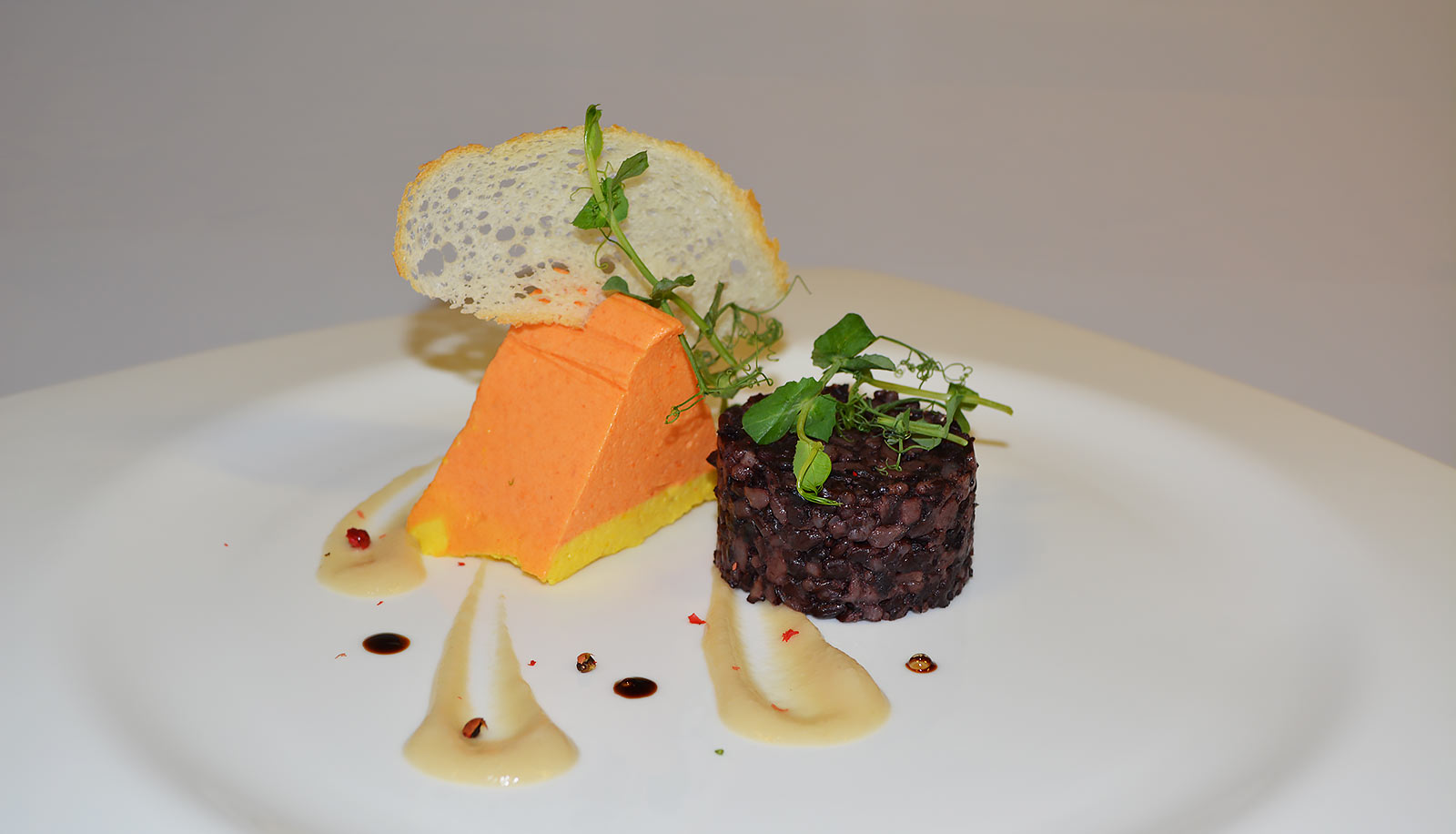 Salziges Mousse with Cracker und Hülsenfrüchten, fein dekoriert