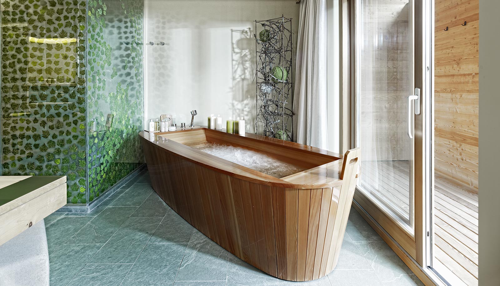 Vasca da bagno in legno in una stanza dell'Arosea Life Balance Hotel in Val d'Ultimo
