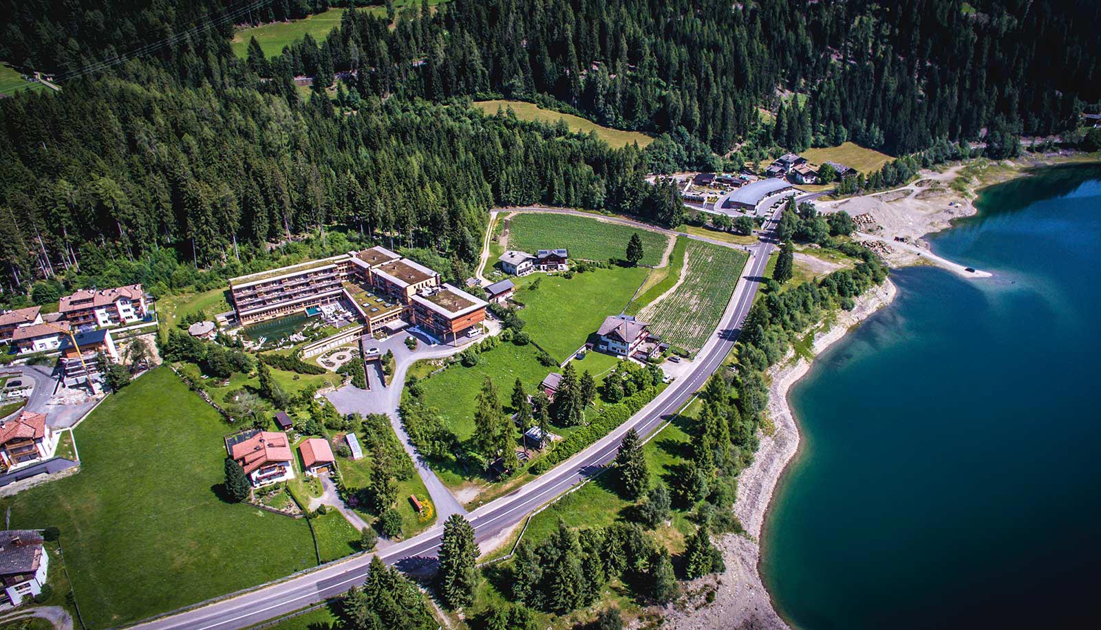 Das Arosea Hotel im Ultental am Seeufer von oben gesehen